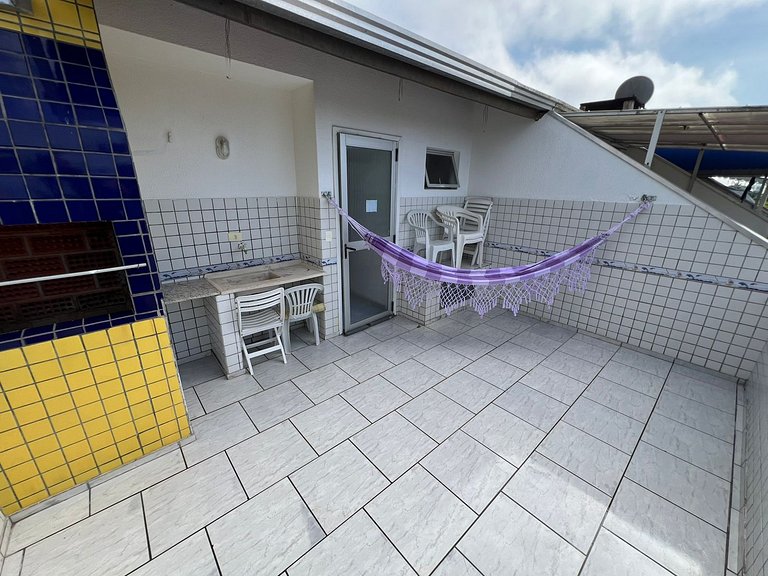 Aconchegante triplex a poucos passos da praia