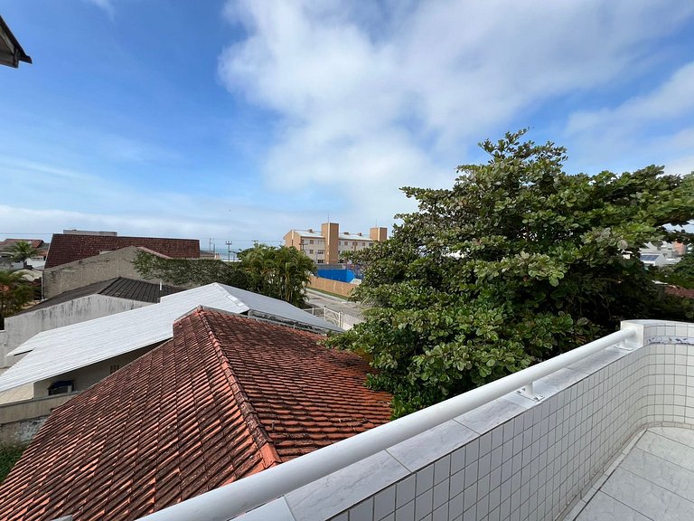 Aconchegante triplex a poucos passos da praia