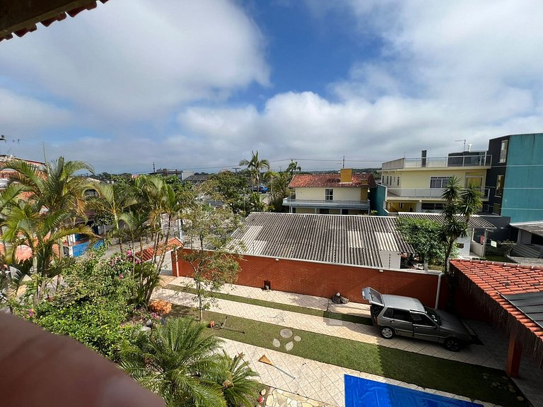 Aconchegante triplex a poucos passos da praia